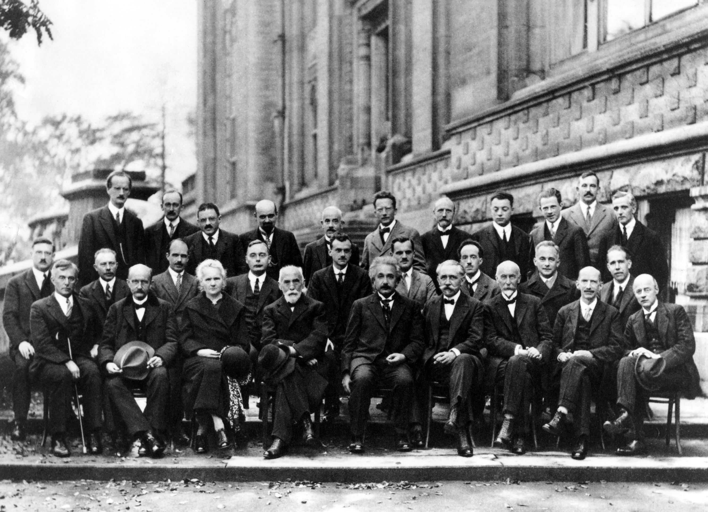 1927年第五次索尔维会议参与者，摄于国际索尔维物理研究所